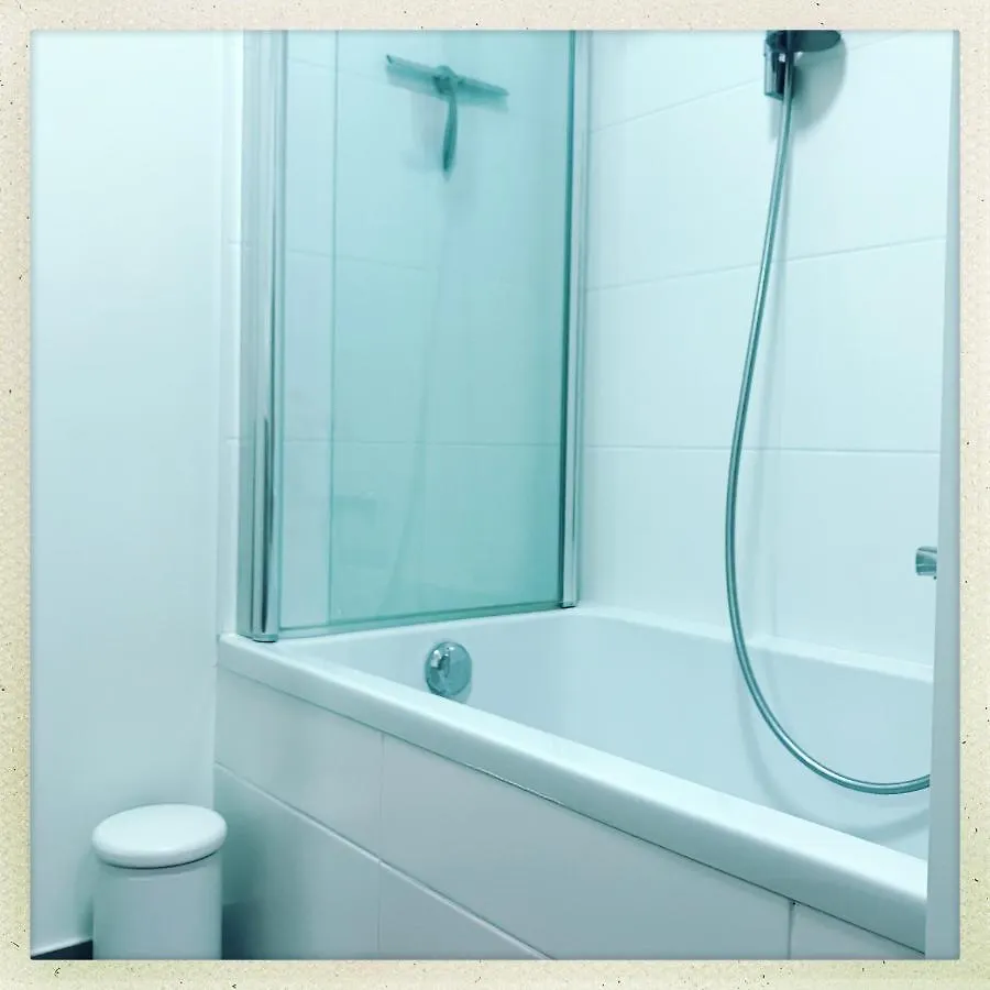 Cozy Two Bedroom Apartment Near City Centre Gent 0*, Ghent